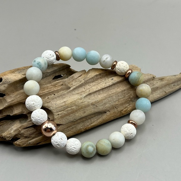 Jewelry - Elegant White and Gold Beaded Bracelet